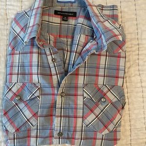 Excellent condition snap closure shirt.